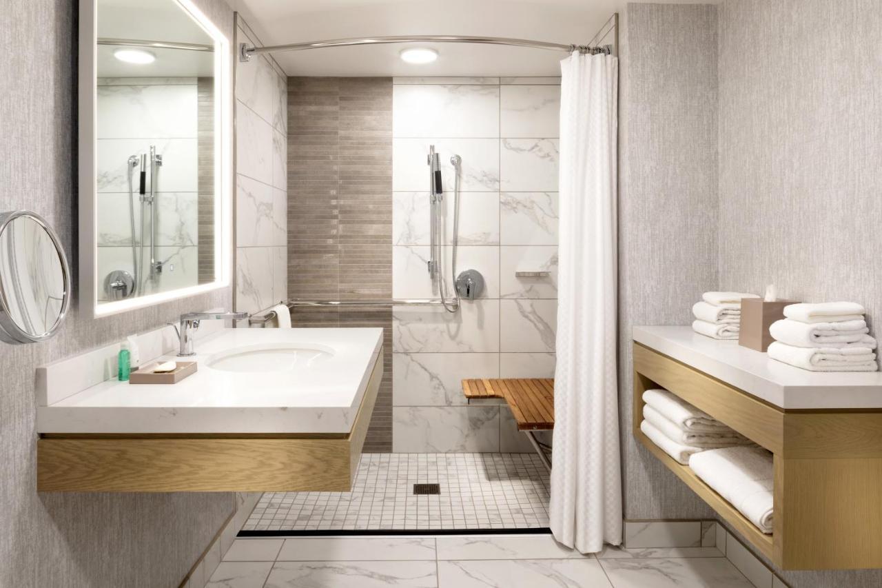 Habitación Tradicional con cama extragrande - Adaptada para personas con discapacidad auditiva